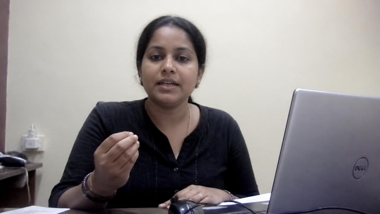 Instructora impartiendo una sesión en vivo desde su escritorio